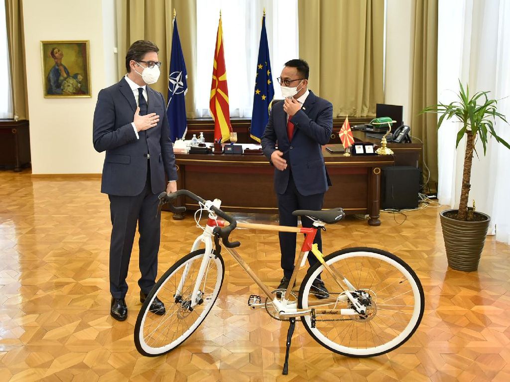 Bertemu Dubes, Presiden Makedonia Utara Diberi Sepeda Bambu Buatan UKM RI
