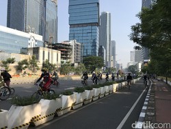 Pesepeda Ramai Melintas di Kawasan Sudirman Minggu Pagi