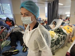 Dokter Sibuk Tangani Amukan COVID-19, Pasien Eropa Ini Terpaksa Operasi Sendiri