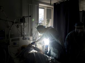 Potret Nakes di Rumania-Ukraina Tak Kenal Lelah Rawat Pasien Corona