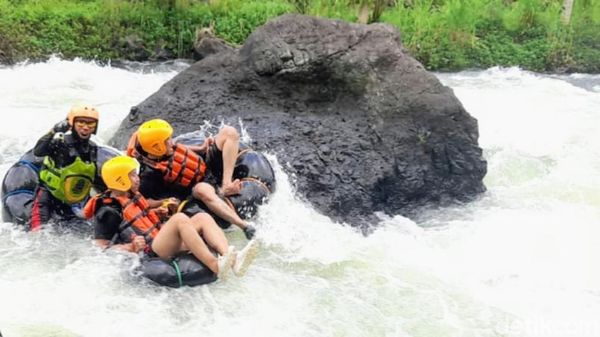 Potret Keseruan River Tubing di Kebumen