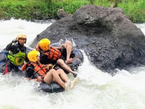 Potret Keseruan River Tubing di Kebumen