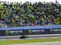 Beruntung Banget yang Dapat, Rossi Lempar Helm Spesialnya ke Fans