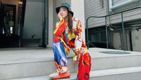 Gaya Modis Sandara Park Pakai Sneakers, Nggak Kayak 36 Tahun!