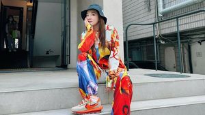 Gaya Modis Sandara Park Pakai Sneakers, Nggak Kayak 36 Tahun!