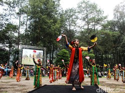 1.500 Orang Menari Ibing Pencug Ewag di Tengah Rindangnya Gunung Puntang