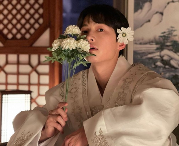 Mantan suami Song Hye Kyo ini juga termasuk salah satu aktor dengan bayaran tertinggi per episode.