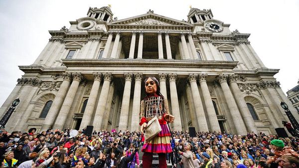 Tiba di Inggris, Boneka Raksasa Little Amal Disambut Ratusan Warga