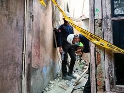 Tim Puslabfor Polri Olah TKP Rumah Roboh di Jakbar yang Tewaskan Ibu-Bayi