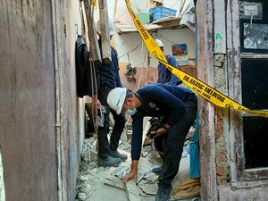 Selesai Olah TKP di Rumah Ambruk, Tim Puslabfor Bawa 2 Potong Kayu Selesai Olah TKP di Rumah Ambruk, Tim Puslabfor Bawa 2 Potong Kayu