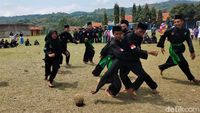 Unik dan Nggak Biasa, Santri di Kuningan Main Bola Pakai Durian