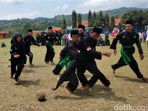 Unik dan Nggak Biasa, Santri di Kuningan Main Bola Pakai Durian