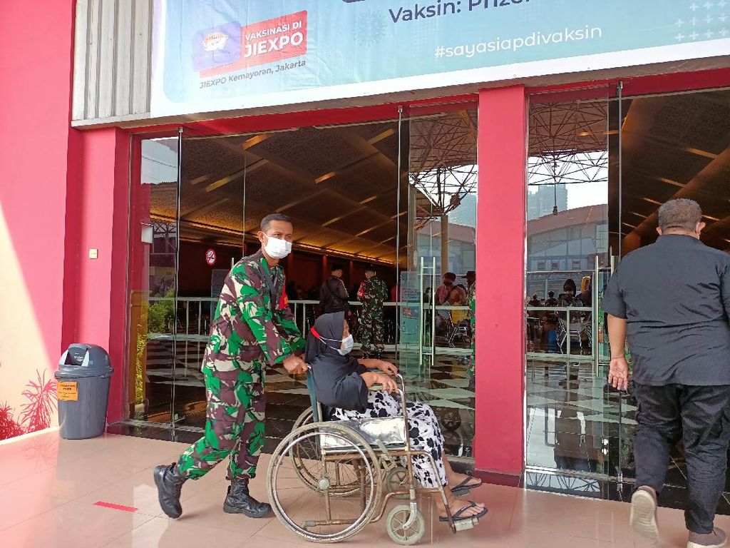Pasien Kanker-Lansia Datangi JIExpo Kemayoran untuk Vaksin Corona Pasien Kanker-Lansia Datangi JIExpo Kemayoran untuk Vaksin Corona