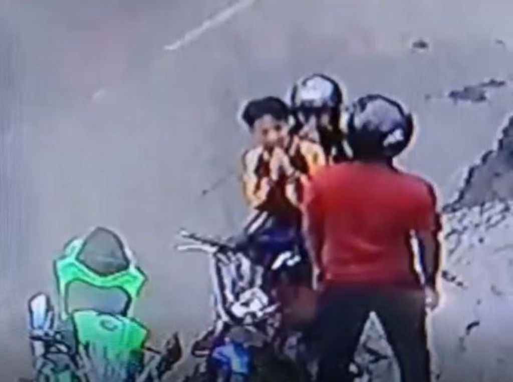 Viral Pengendara Ninja Pukuli Dua Orang Berboncengan di Tasik Viral Pengendara Ninja Pukuli Dua Orang Berboncengan di Tasik
