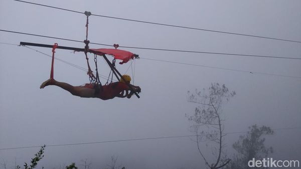 Uji Nyali di Zipline Gunung Telomoyo Magelang
