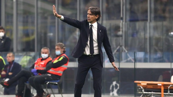 MILAN, ITALY - OCTOBER 19: FC Internazionale coach Simone Inzaghi gestures during the UEFA Champions League group D match between FC Internazionale and FC Sheriff at Giuseppe Meazza Stadium on October 19, 2021 in Milan, Italy. (Photo by Marco Luzzani/Getty Images)