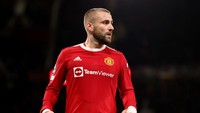 Luke Shaw di posisi bek kiri bisa mendapat keleluasaan lebih besar dalam membantu serangan. (Foto: Getty Images/Naomi Baker)
