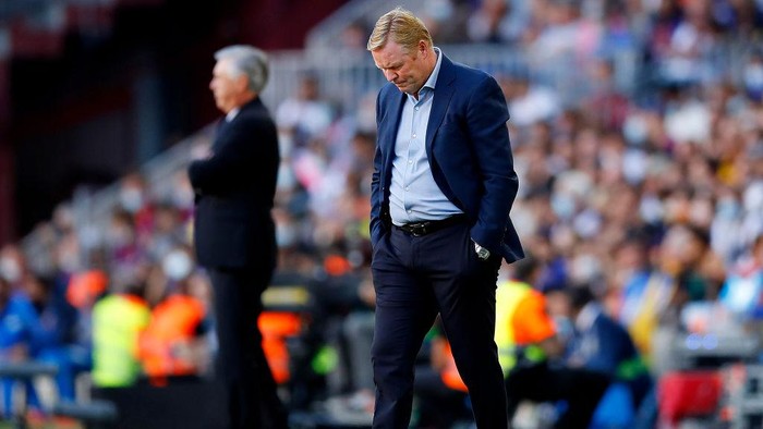 BARCELONA, SPAIN - OCTOBER 24: Ronald Koeman, Head Coach of FC Barcelona looks dejected during the LaLiga Santander match between FC Barcelona and Real Madrid CF at Camp Nou on October 24, 2021 in Barcelona, Spain. (Photo by Eric Alonso/Getty Images)