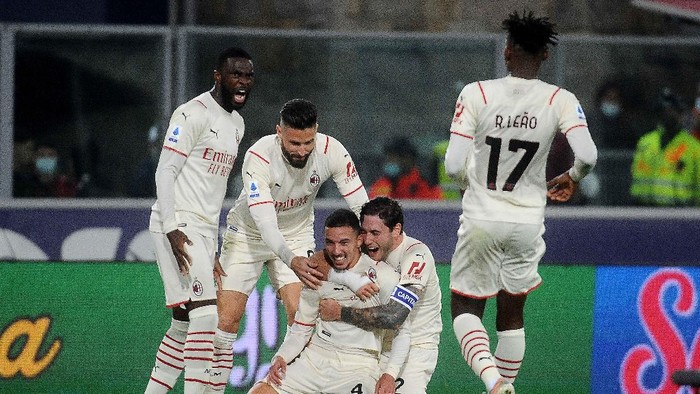 BOLOGNA, ITALY - OCTOBER 23: Ismael Bennacer of Ac Milan  celebrates after scoring his teams third goal during the Serie A match between Bologna FC and AC Milan at Stadio Renato DallAra on October 23, 2021 in Bologna, Italy. (Photo by Mario Carlini / Iguana Press/Getty Images)