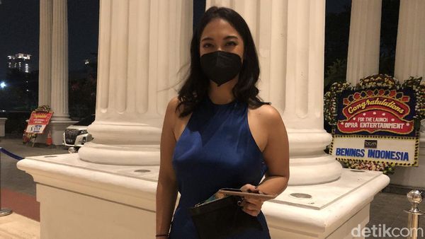 Pesona Anindita Hidayat dengan Mini Dress Biru