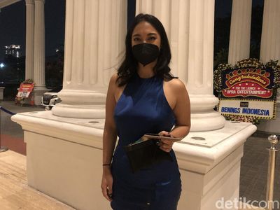 Pesona Anindita Hidayat dengan Mini Dress Biru