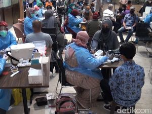 Antusias Warga Malang Ikuti Vaksinasi Pfizer di Transmart Antusias Warga Malang Ikuti Vaksinasi Pfizer di Transmart