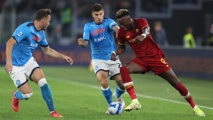 ROME, ITALY - OCTOBER 24: Tammy Abraham of AS Roma is challenged by Giovanni Di Lorenzo of SSC Napoli during the Serie A match between AS Roma and SSC Napoli at Stadio Olimpico on October 24, 2021 in Rome, Italy. (Photo by Paolo Bruno/Getty Images)