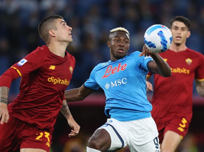 ROME, ITALY - OCTOBER 24: Victor Osimhen of SSC Napoli attempts to control the ball during the Serie A match between AS Roma and SSC Napoli at Stadio Olimpico on October 24, 2021 in Rome, Italy. (Photo by Paolo Bruno/Getty Images)