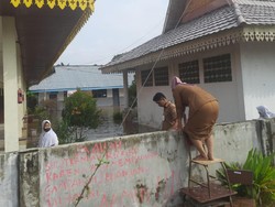 Siswa-Guru Panjat Pagar demi Masuk Sekolah Gegara Banjir di Pekanbaru