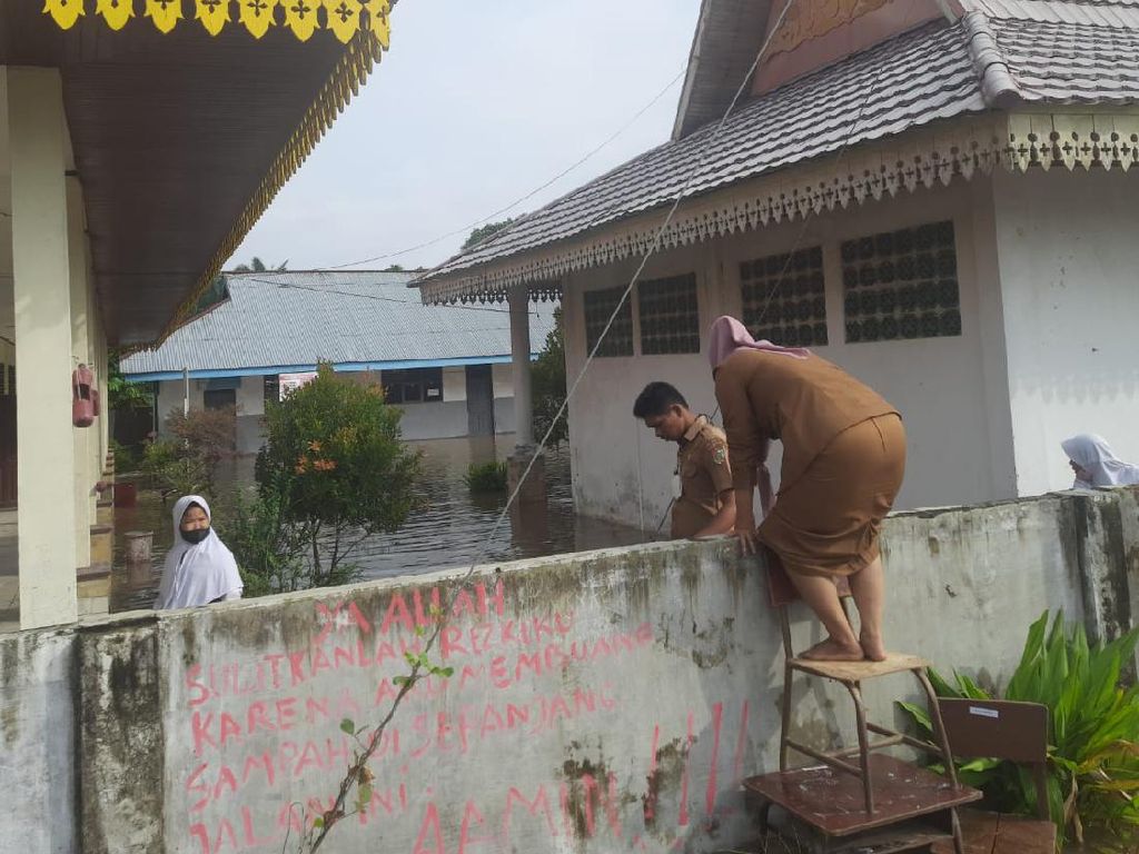 Siswa-Guru Panjat Pagar demi Masuk Sekolah Gegara Banjir di Pekanbaru Siswa-Guru Panjat Pagar demi Masuk Sekolah Gegara Banjir di Pekanbaru