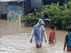 Banjir Rendam Rumah dan Sekolah di Tegalbuleud Sukabumi