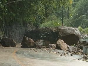 Batu Sebesar Kerbau Tutup Akses Jalan Nasional di Sukabumi