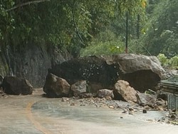Batu Sebesar Kerbau Tutup Akses Jalan Nasional di Sukabumi