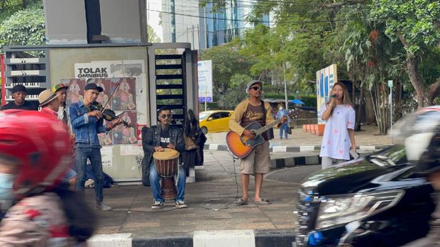 Berlliana Lovell terciduk balik ngamen turun ke jalanan