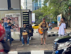 Berliana Lovell Terciduk Ngamen di Jalanan