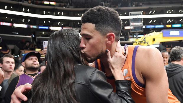Biasa Tertutup, Kendall Jenner Cium Pacar untuk Pertama Kali di Publik
