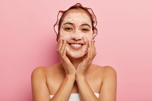 Cara pilih skincare yang cocok dipakai saat perubahan cuaca/freepik/wayhomestudio Membersihkan wajah dengan memakai produk cleansing.