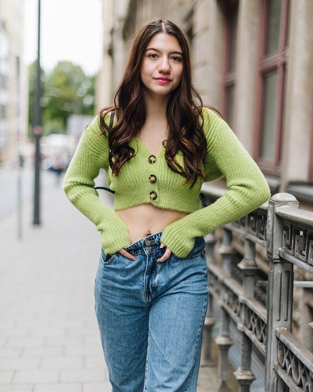 Cassandra Lee dengan Cardigan Model Crop