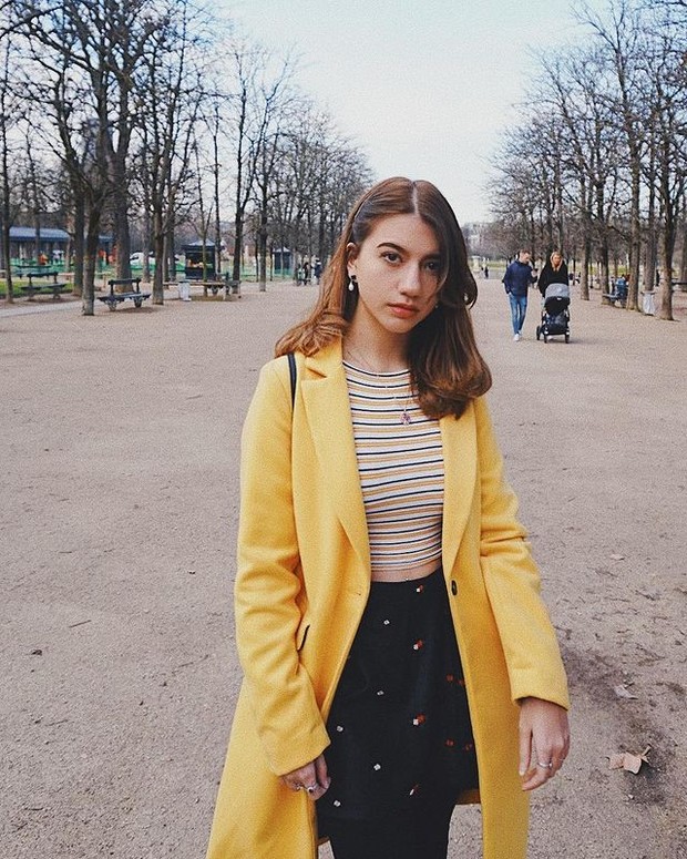 Cassandra Lee Memadukan Crop Top dan Coat