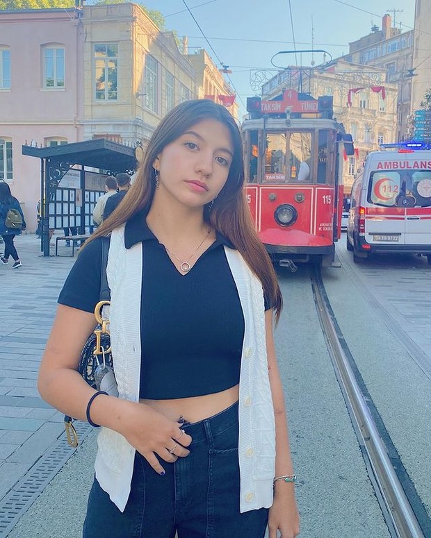 Cassandra Lee Memadukan Crop Top dan Vest