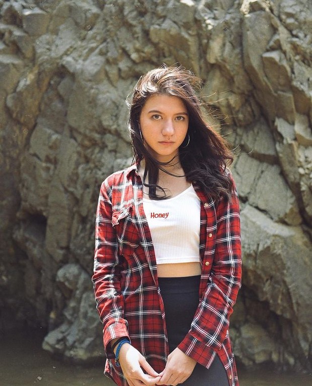 Cassandra Lee Mengenakan Crop Top dan Kemeja Flanel