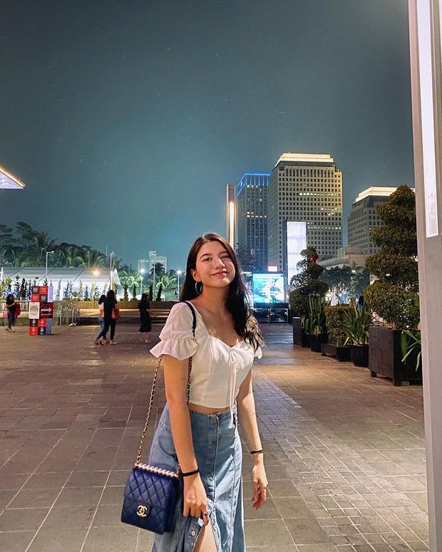 Cassandra Lee Mengenakan Crop Top dan Rok Jeans