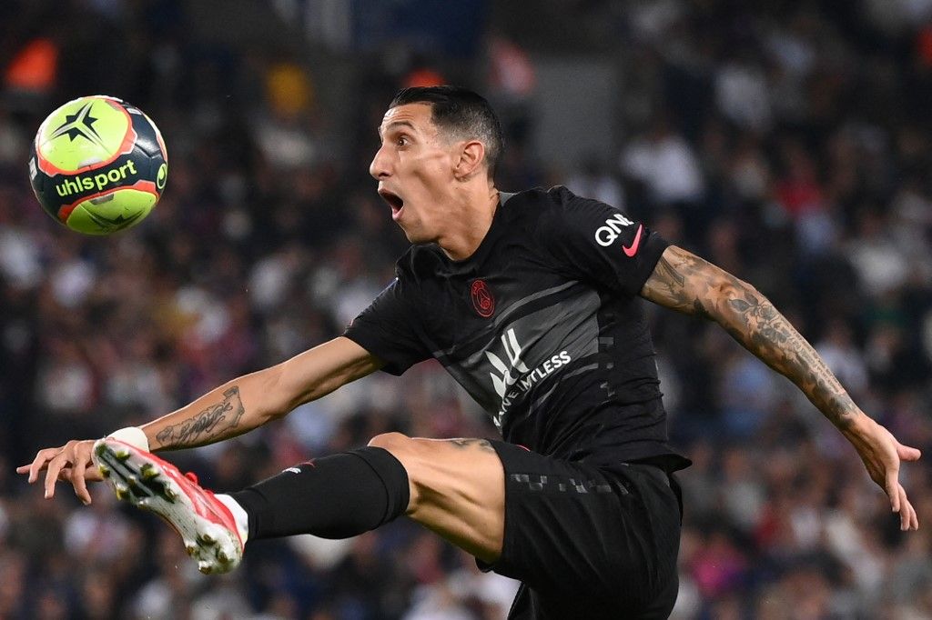 Paris Saint-Germain's Argentinian midfielder Angel Di Maria controls the ball during the French L1 football match between Paris Saint-Germain (PSG) and Montpellier (MHSC) at The Parc des Princes stadium in Paris on September 25, 2021. (Photo by FRANCK FIFE / AFP)