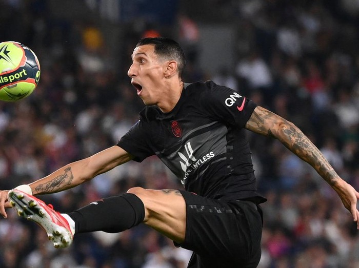 Paris Saint-Germain's Argentinian midfielder Angel Di Maria controls the ball during the French L1 football match between Paris Saint-Germain (PSG) and Montpellier (MHSC) at The Parc des Princes stadium in Paris on September 25, 2021. (Photo by FRANCK FIFE / AFP)