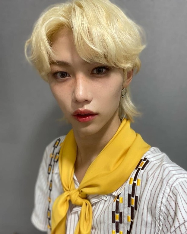Felix Stray Kids rambut blonde