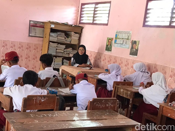 Foto Min Ayatin Ainun Siha S.Pd, guru honorer yang menjadi MUA.