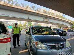 Ganjil Genap di Tomang, Puluhan Kendaraan Pelat Genap Diberhentikan