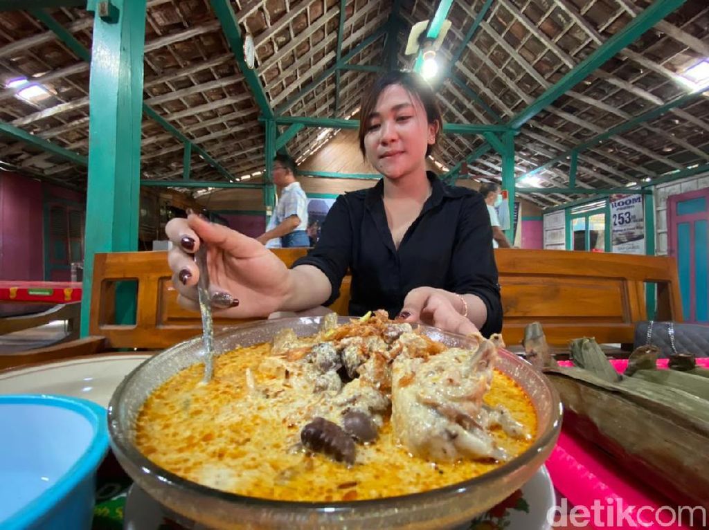 Gurih Sedep! Lontong Opor Pak Pangat yang Tersohor di Blora Gurih Sedep! Lontong Opor Pak Pangat yang Tersohor di Blora