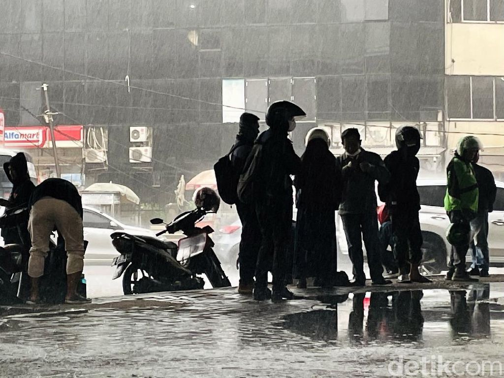 Jakarta Diguyur Hujan Deras, Waspada 6 Penyakit Usai Banjir Ini