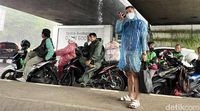 Hujan Lebat, Pemotor Ramai-ramai Berteduh di Kolong Jembatan